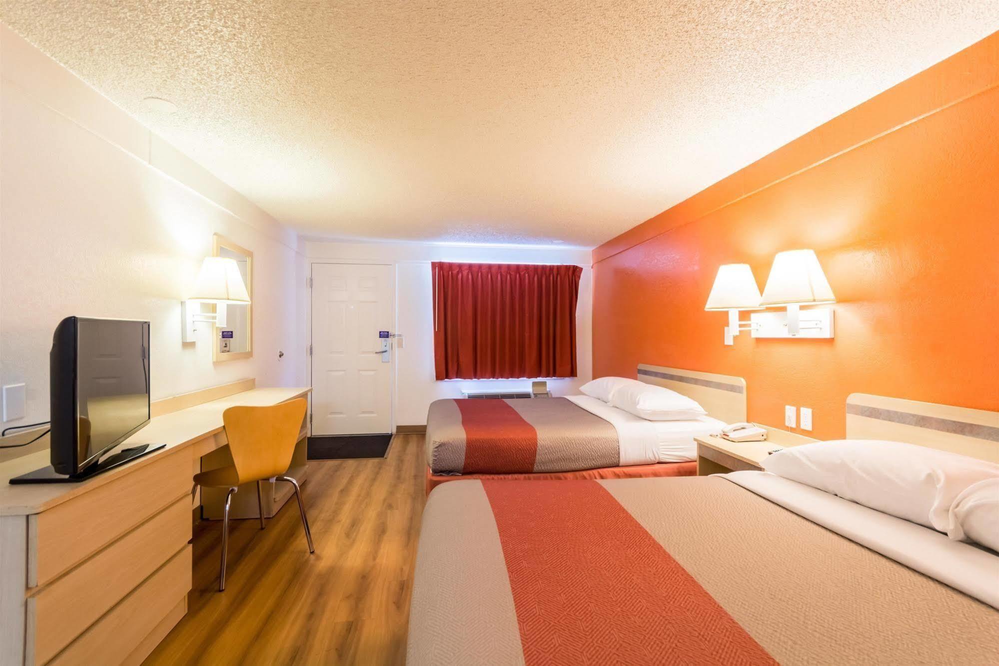 Travelodge By Wyndham Essington / Philadelphia Airport Екстериор снимка