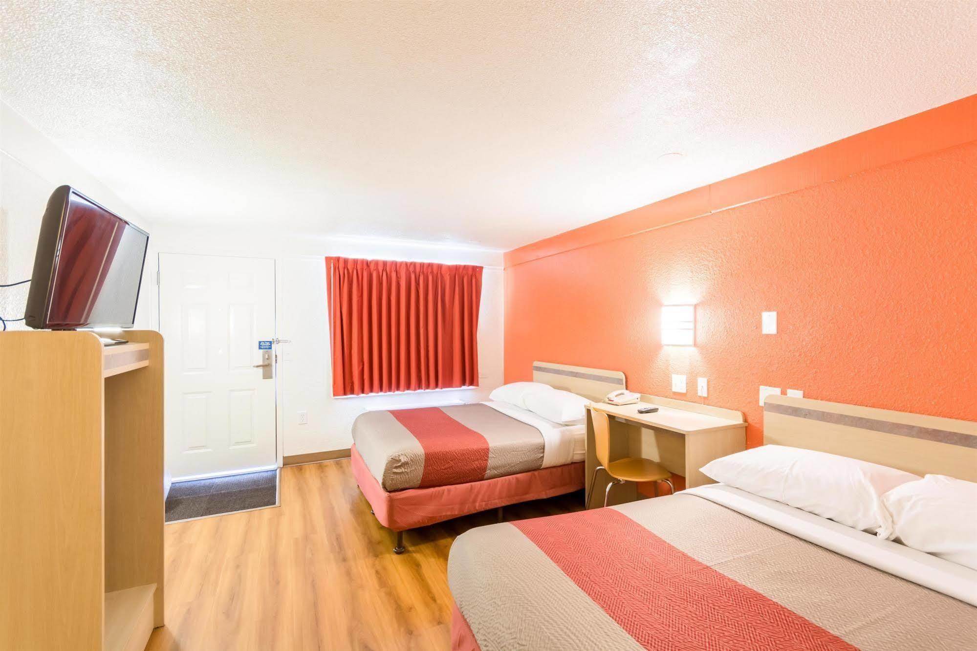 Travelodge By Wyndham Essington / Philadelphia Airport Екстериор снимка