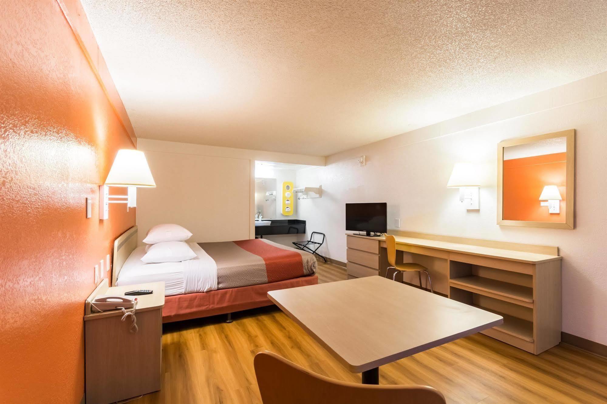 Travelodge By Wyndham Essington / Philadelphia Airport Екстериор снимка