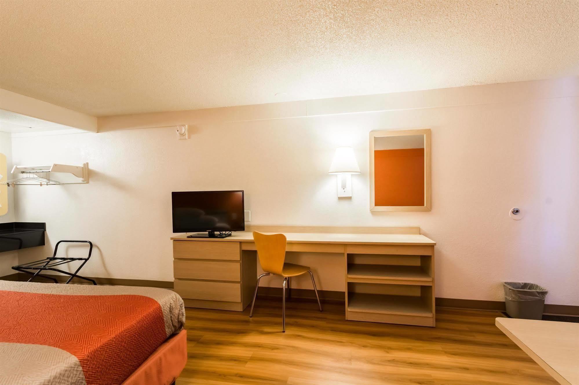 Travelodge By Wyndham Essington / Philadelphia Airport Екстериор снимка