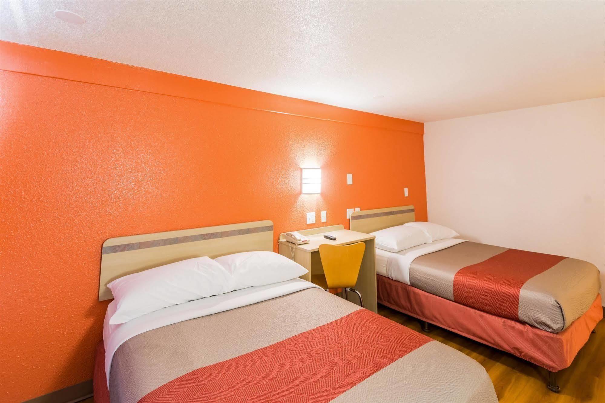Travelodge By Wyndham Essington / Philadelphia Airport Екстериор снимка